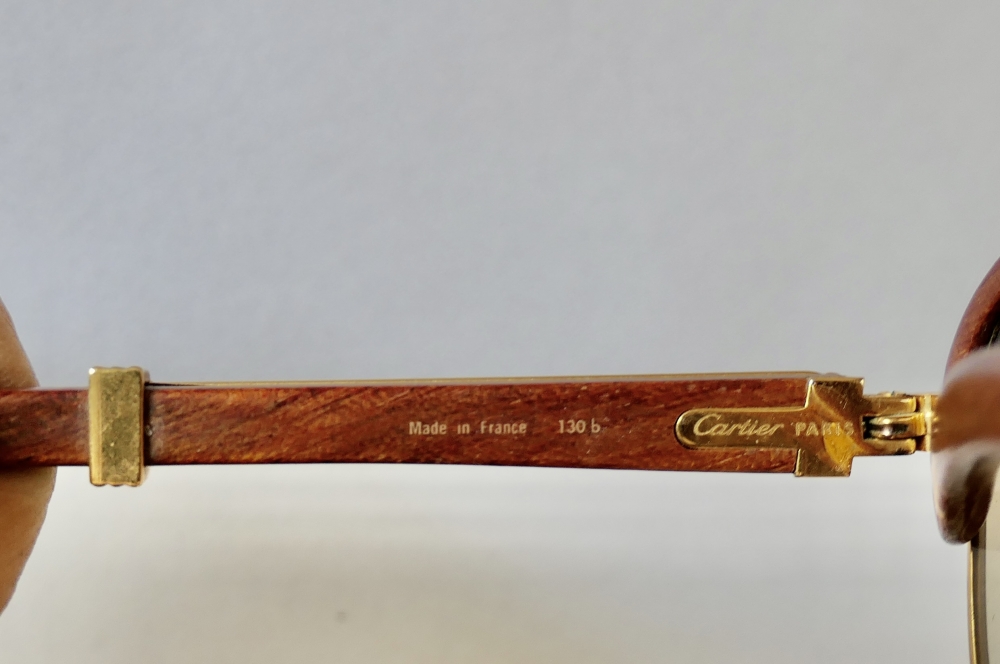 Gafas Cartier modelo Malmaison en madera de palisandro y metal dorado, con estuche y tarjeta de garantía, Francia, finales del siglo XX