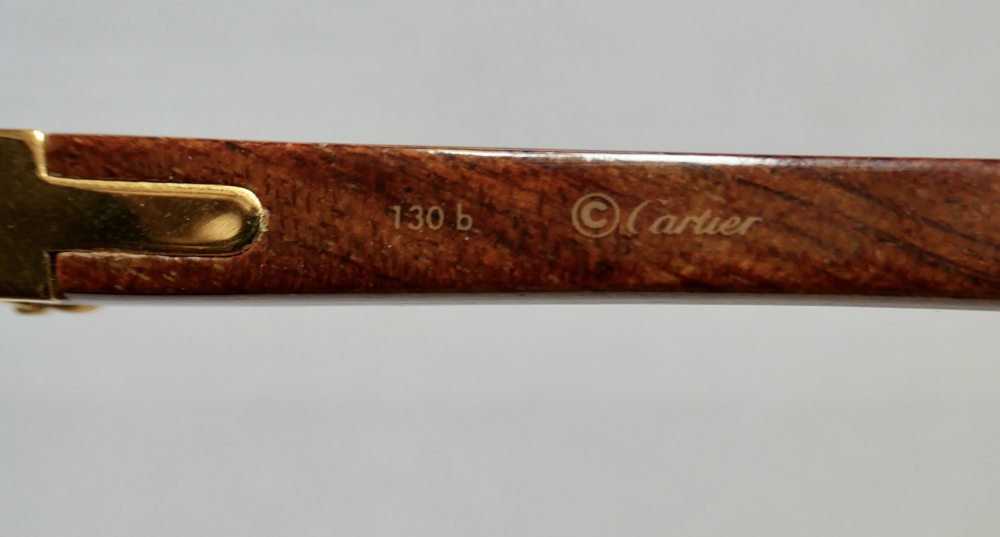 Gafas Cartier modelo Malmaison en madera de palisandro y metal dorado, con estuche y tarjeta de garantía, Francia, finales del siglo XX