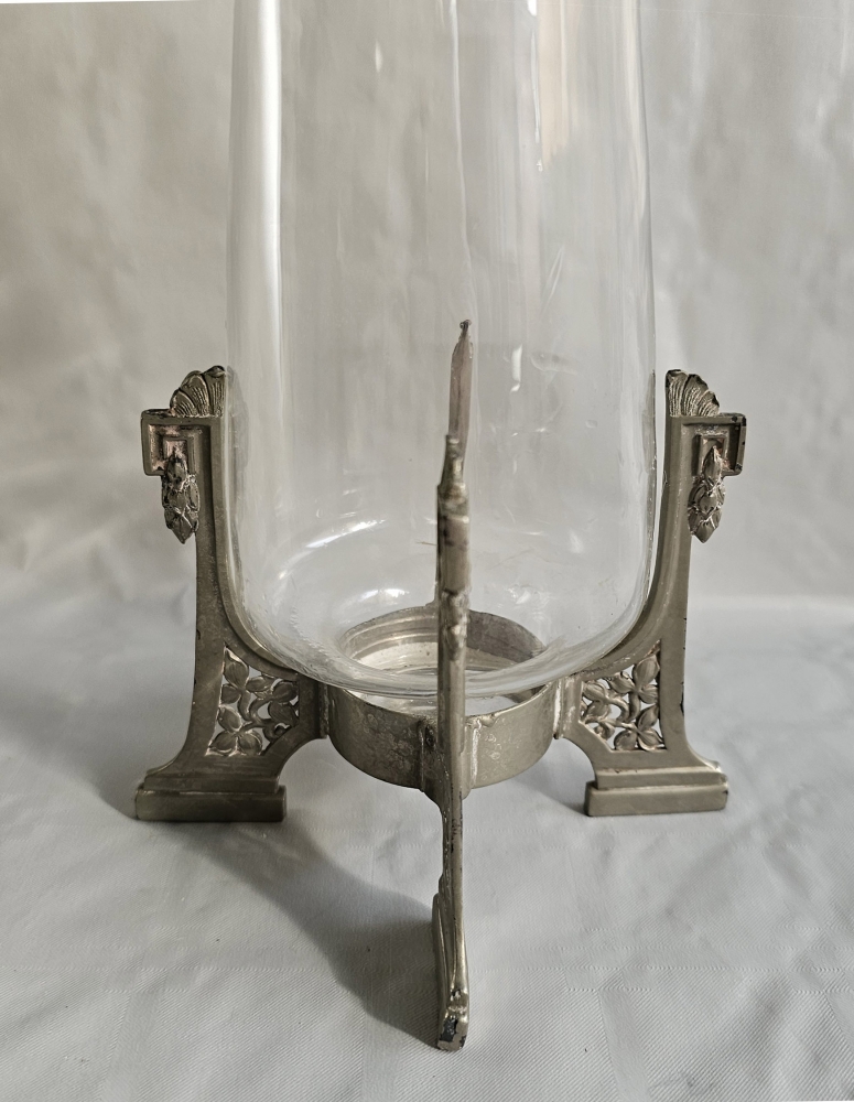 Jarrón art nouveau, cristal soplado y base de metal ornamentada, circa 1900