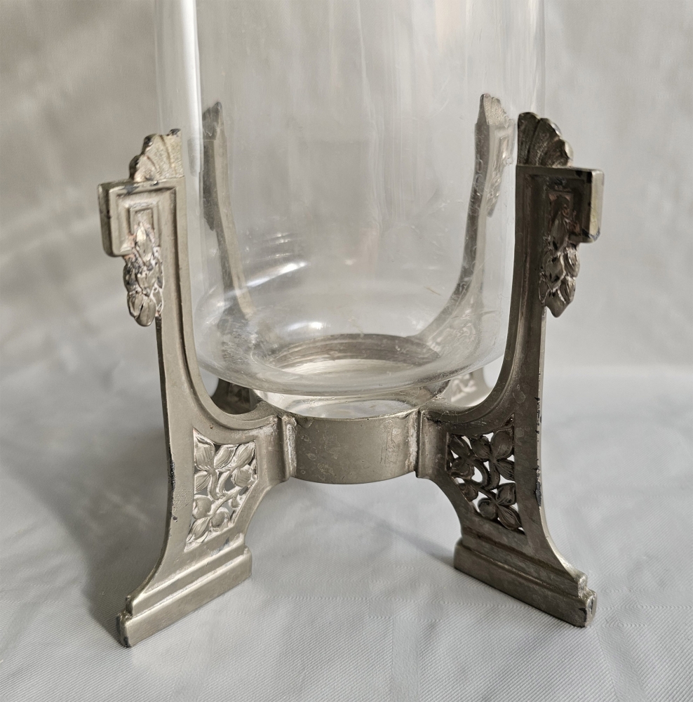 Jarrón art nouveau, cristal soplado y base de metal ornamentada, circa 1900