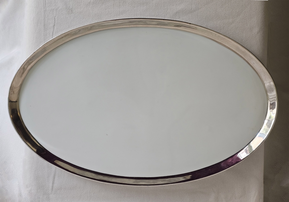 Bandeja ovalada mid-century en mayólica lisa y cerco de plata fina numerada
