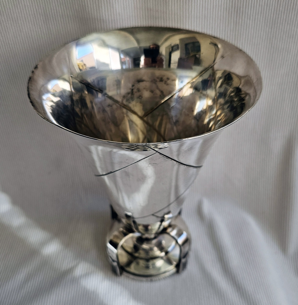 Copón - copa ceremonial art déco en metal plateado con interior dorado, orfebreria francesa, c. 1920–1930