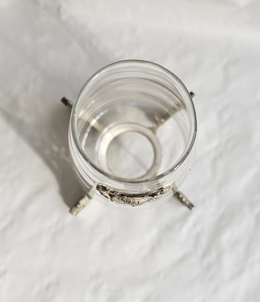 Jarrón art nouveau, cristal soplado y base de metal ornamentada, circa 1900