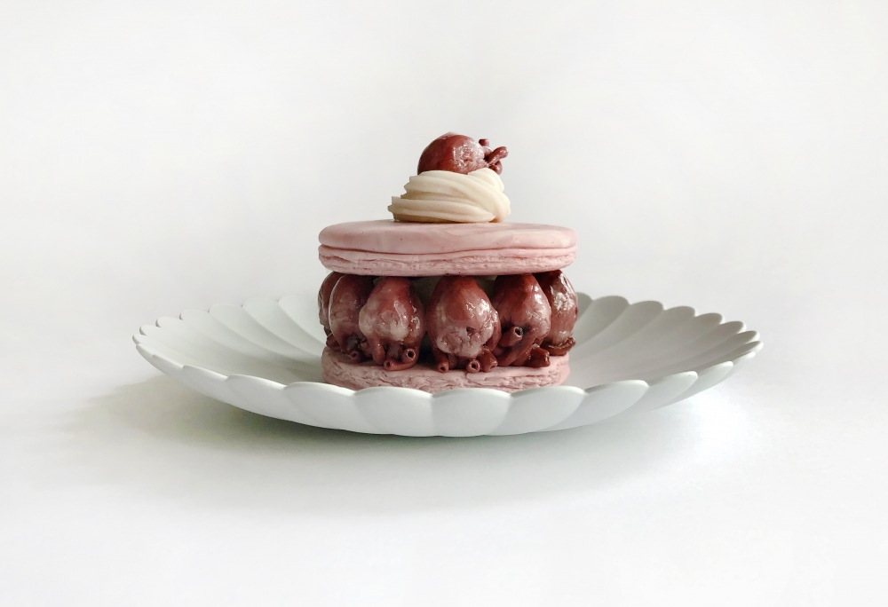 QimmyShimmy, escultura surrealista, dulce con corazones, 2020