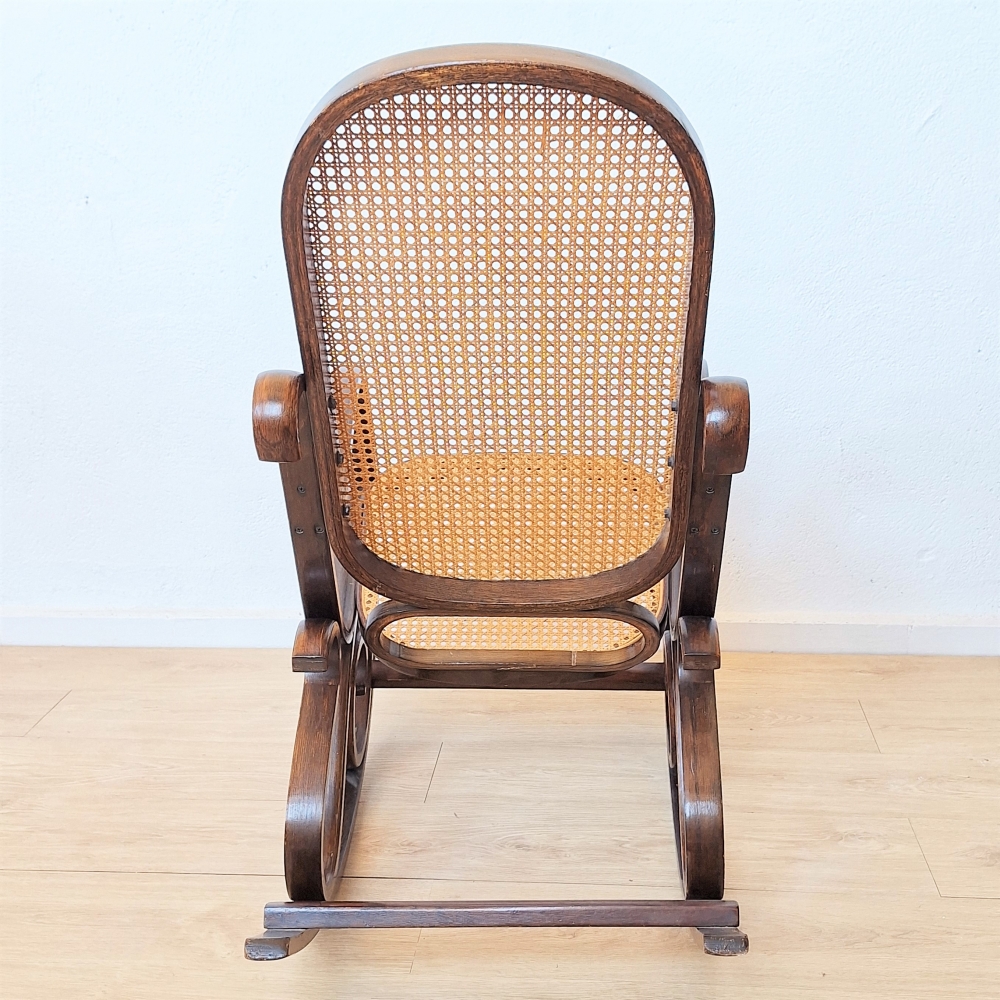 Mecedora vintage de ratán de estilo Thonet, 1960 - 1970