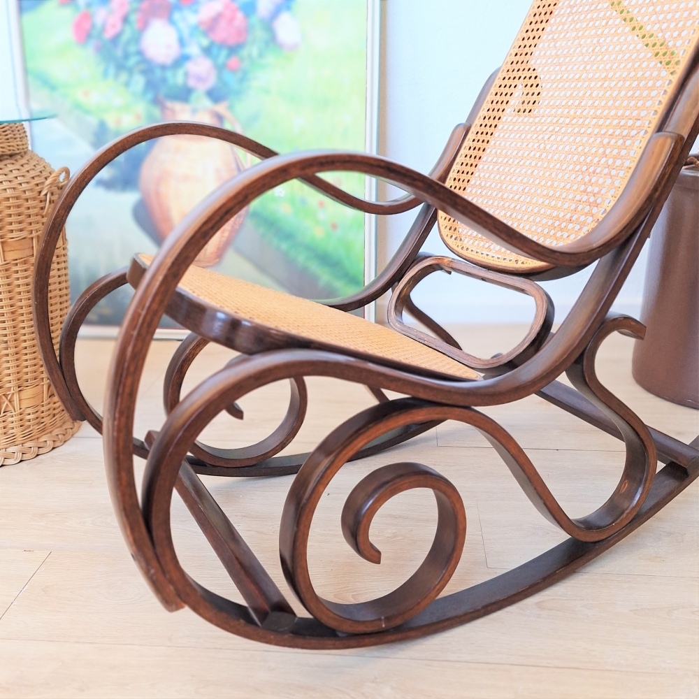 Mecedora vintage de ratán de estilo Thonet, 1960 - 1970
