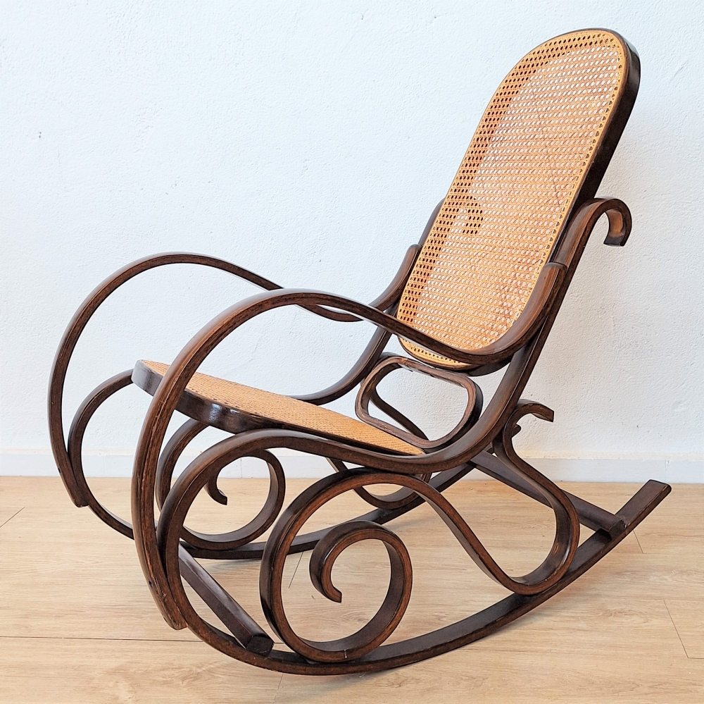 Mecedora vintage de ratán de estilo Thonet, 1960 - 1970