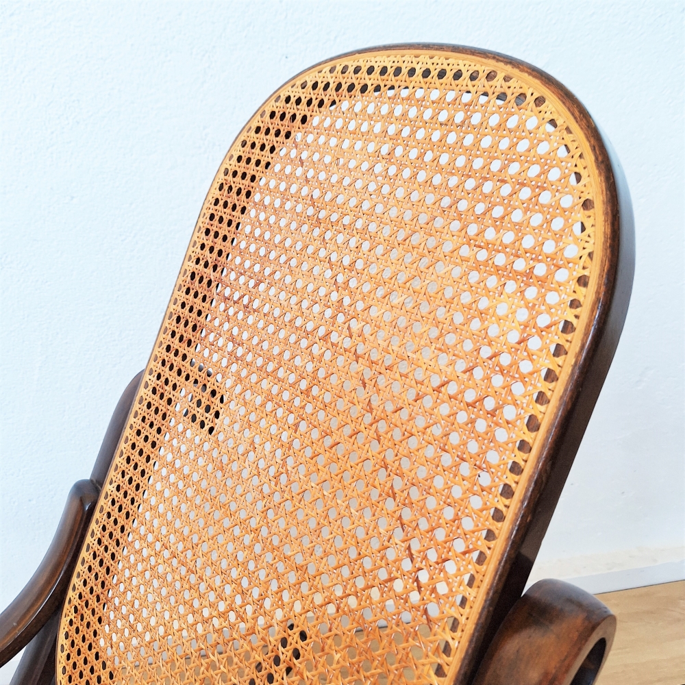 Mecedora vintage de ratán de estilo Thonet, 1960 - 1970