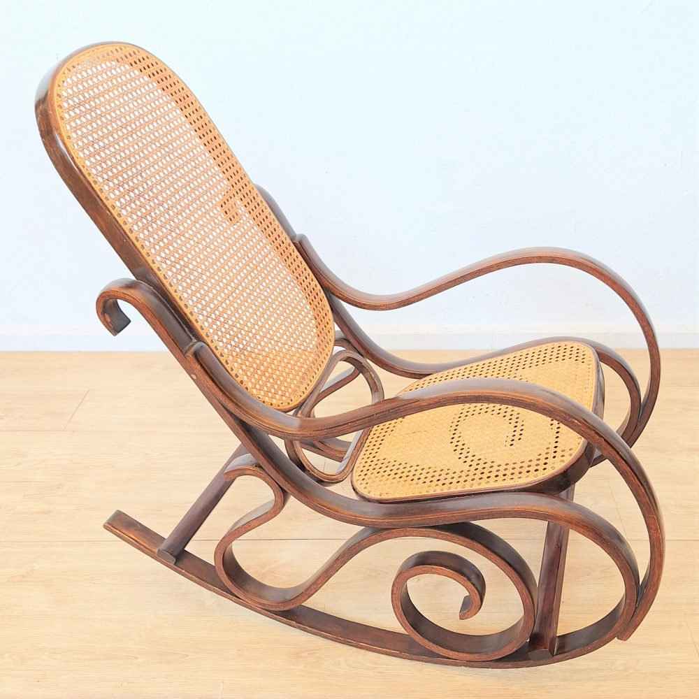 Mecedora vintage de ratán de estilo Thonet, 1960 - 1970