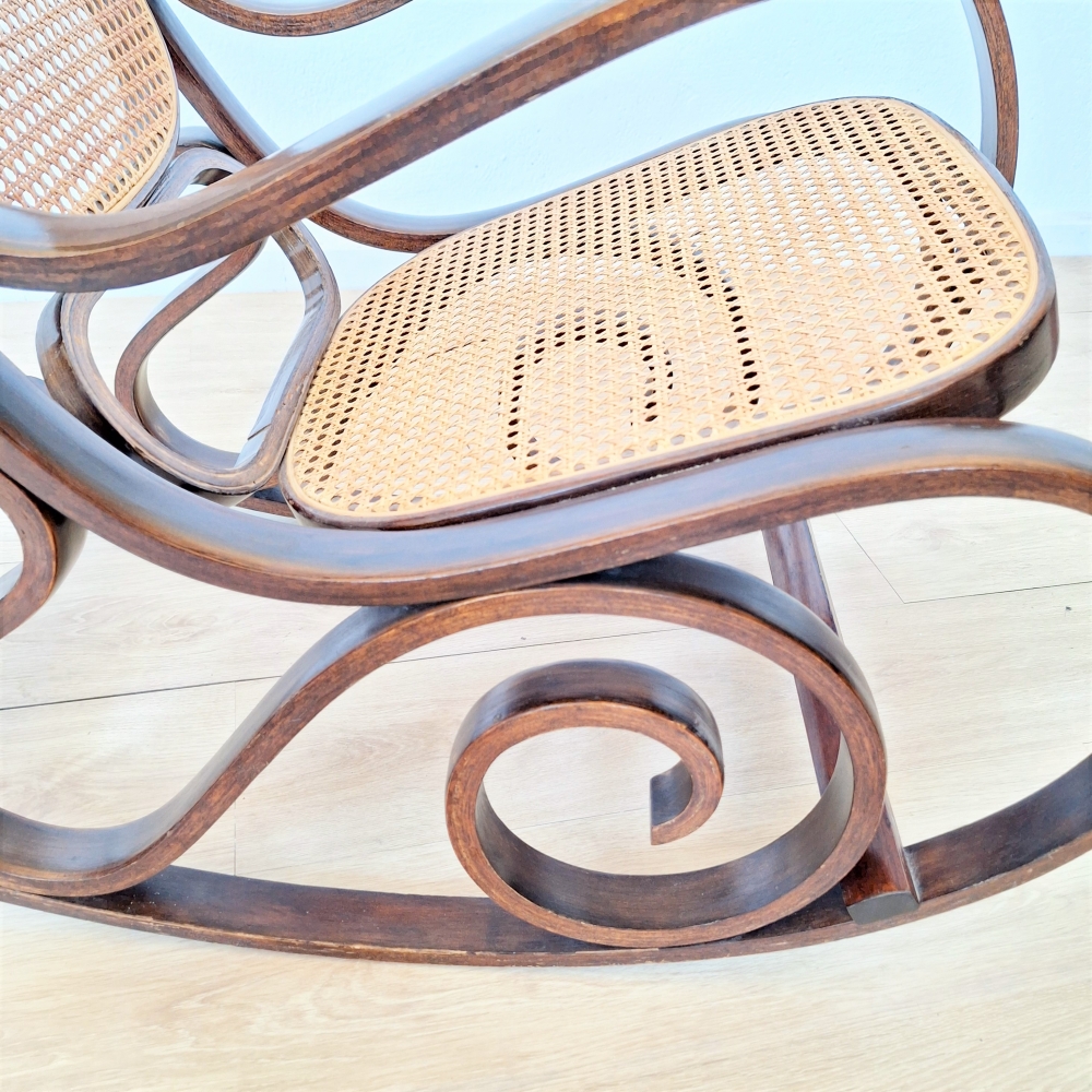 Mecedora vintage de ratán de estilo Thonet, 1960 - 1970