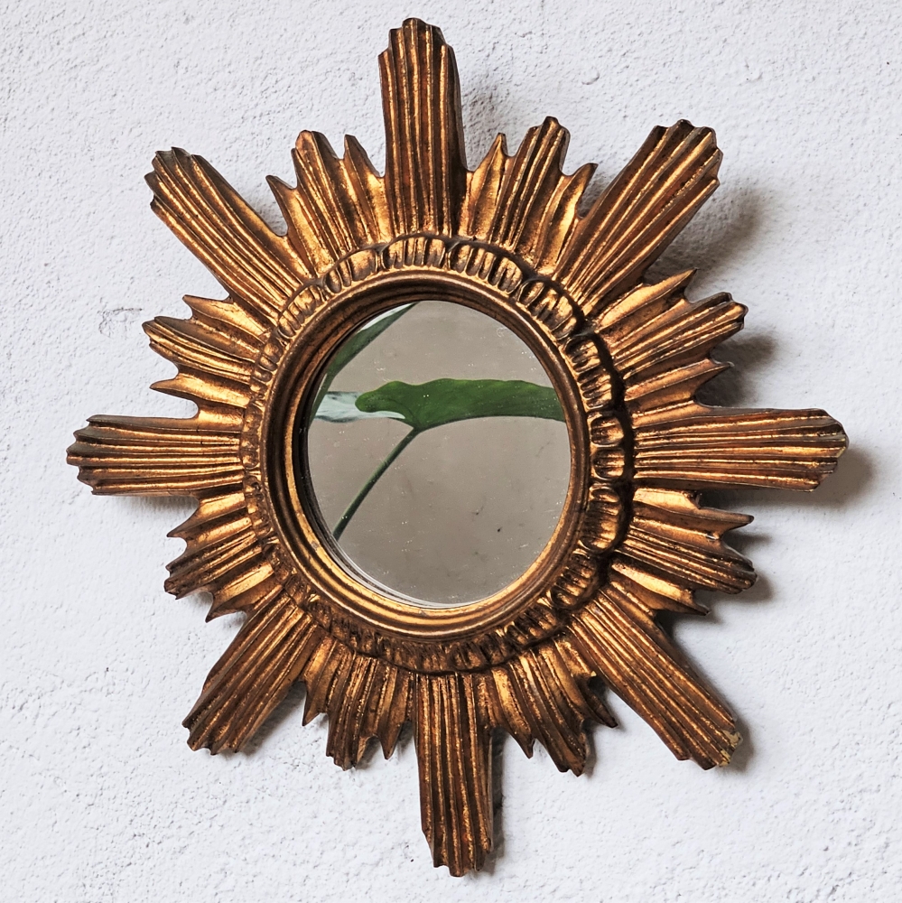 Espejo vintage de sol de madera dorado, 1950-1959