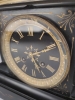 Reloj de sobremesa, mármol negro y bronce dorado, con figuras