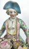 Pareja de figuras de jardineros con cestos de flores en porcelana policromada, con marca de espadas cruzadas