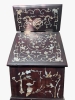 Tocador de sobremesa con espejo y cajones, en madera con incrustaciones de nácar, Asia oriental, finales del siglo XIX o principios del XX