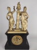 Reloj de sobremesa, mármol negro y bronce dorado, con figuras