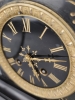 Reloj de sobremesa, mármol negro y bronce dorado, con figuras