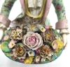 Pareja de figuras de jardineros con cestos de flores en porcelana policromada, con marca de espadas cruzadas
