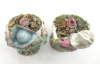Pareja de figuras de jardineros con cestos de flores en porcelana policromada, con marca de espadas cruzadas