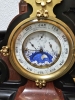Reloj de sobremesa francés, mármol y bronce, con barómetro y calendario, siglo XIX