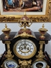 Reloj de sobremesa francés, mármol y bronce, con barómetro y calendario, siglo XIX