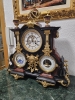 Reloj de sobremesa francés, mármol y bronce, con barómetro y calendario, siglo XIX
