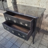Cómoda negra estilo Luis XV, madera ebonizada y mármol, Francia, siglo XX