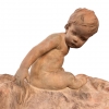 Léon Dufrène, escultura “Putto sobre piel de león” en terracota, circa 1900, Francia