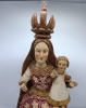 Virgen coronada con niño en madera policromada y tela con oros, siglo XIX