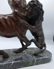 Escultura mitológica en bronce pavonado de Centauro luchando con león