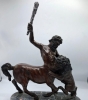 Escultura mitológica en bronce pavonado de Centauro luchando con león