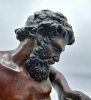 Escultura mitológica en bronce pavonado de Centauro luchando con león