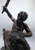 Escultura mitológica en bronce pavonado de Centauro luchando con león