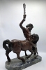 Escultura mitológica en bronce pavonado de Centauro luchando con león