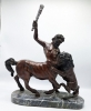Escultura mitológica en bronce pavonado de Centauro luchando con león
