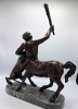 Escultura mitológica en bronce pavonado de Centauro luchando con león