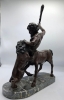 Escultura mitológica en bronce pavonado de Centauro luchando con león