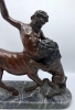 Escultura mitológica en bronce pavonado de Centauro luchando con león
