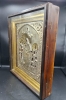 Icono ruso de la Advocación de la Virgen en marco dorado y caja en madera y cristal de época