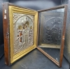 Icono ruso de la Advocación de la Virgen en marco dorado y caja en madera y cristal de época