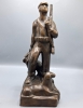 Escultura en bronce de cazador con perros, firmada Gloria Morera
