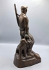Escultura en bronce de cazador con perros, firmada Gloria Morera
