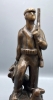 Escultura en bronce de cazador con perros, firmada Gloria Morera