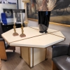 Mesa de comedor extensible, Jean-Claude Mahey, madera lacada y latón dorado, Francia, años 70