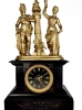 Reloj de sobremesa, mármol negro y bronce dorado, con figuras