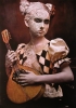 Andrzej Dragan, fotografía contemporánea, chica tocando guitarra, 2005