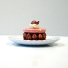 QimmyShimmy, escultura surrealista, dulce con corazones, 2020