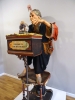 Thomas Kuebler, escultura hiperrealista, bruja con bola, 2009