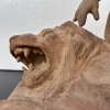 Léon Dufrène, escultura “Putto sobre piel de león” en terracota, circa 1900, Francia