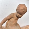 Léon Dufrène, escultura “Putto sobre piel de león” en terracota, circa 1900, Francia