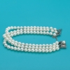 Pulsera Mikimoto de tres hileras de perlas cultivadas con cierre de plata